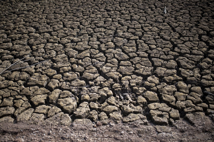Archivo - Vista del pantano de Sau durante la sequía