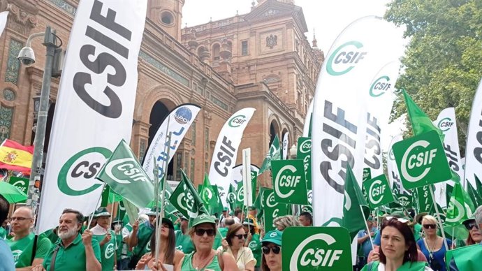 Archivo - Imagen de archivo de una concentración de CSIF-A por las condiciones laborales de los empleados públicos.