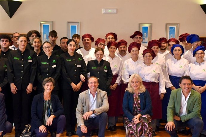 La delegada de la Junta de Andalucía en Cádiz, Mercedes Colombo, y del delegado territorial de Empleo, Empresa y Trabajo Autónomo en la provincia, Daniel Sánchez, en el inicio de curso de la Escuela de Hostelería de Cádiz