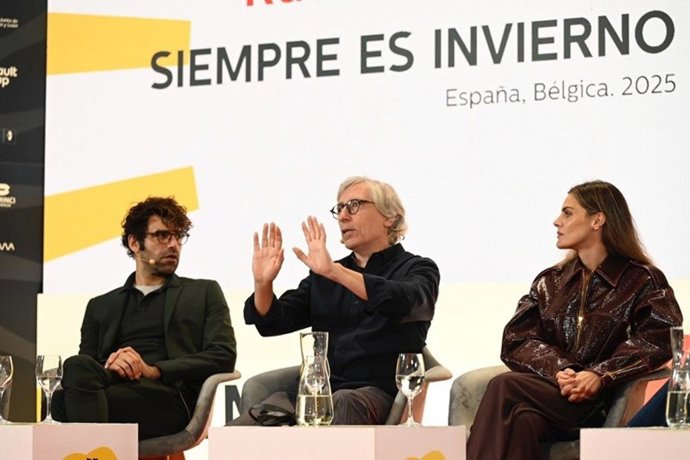 El actor David Verdaguer, el cineasta David Trueba y la actriz Amaia Salamanca en la rueda de prensa de presentación de 'Siempre es invierno'.