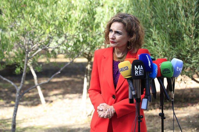 A primeira vice-presidente do governo, María Jesús Montero, fala com a mídia em Algeciras (Cádiz).