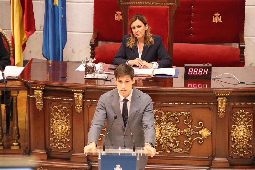 El portavoz del PSPV-PSOE en el Ayuntamiento de Valncia, Borja Sanjuan, y la alcaldesa de la ciudad, María José Catalá (PP), en una imagen reciente durante un pleno del consistorio.