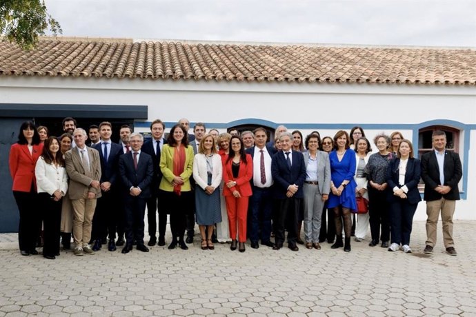 Foto de familia de la XVI reunión de la Comisión luso-española para la cooperación transfronteriza.