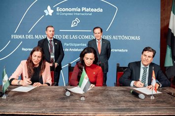 La consejera de Inclusión Social, Juventud, Familias e Igualdad, Loles López, junto a la consejera de Salud y Servicios Sociales de Extremadura, Sara García, y el consejero de Economía y Hacienda de Castilla y León, Carlos Fernández.