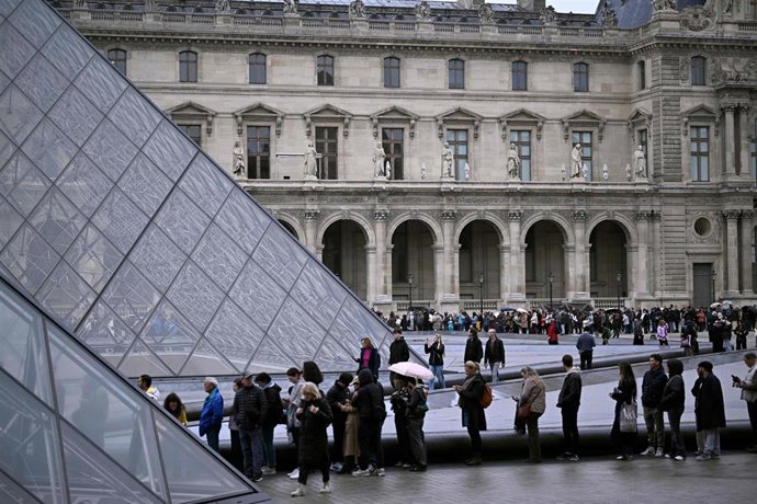 Colas para acceder al Museo del Louvre de París