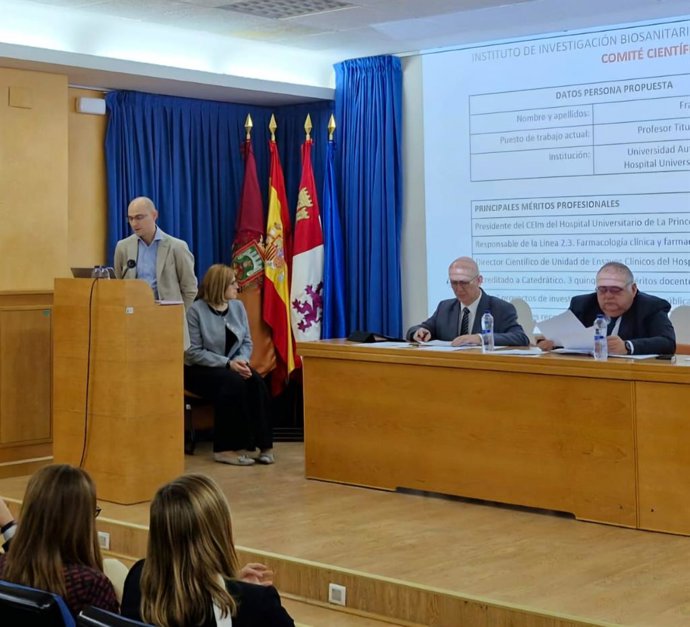 El consejero de Sanidad, Alejandro Vázquez Ramos, y el rector de la Universidad de Burgos, Jose Miguel García Pérez, han presidido hoy la sesión constitutiva del Consejo Rector del Instituto de Investigación Biosanitaria de Burgos
