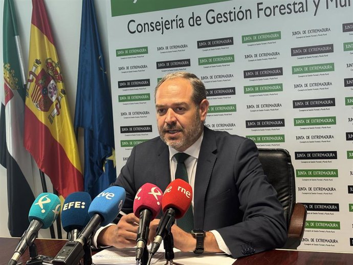 El consejero de Gestión Forestal y Mundo Rural, Francisco Ramírez, ofrece una rueda de prensa