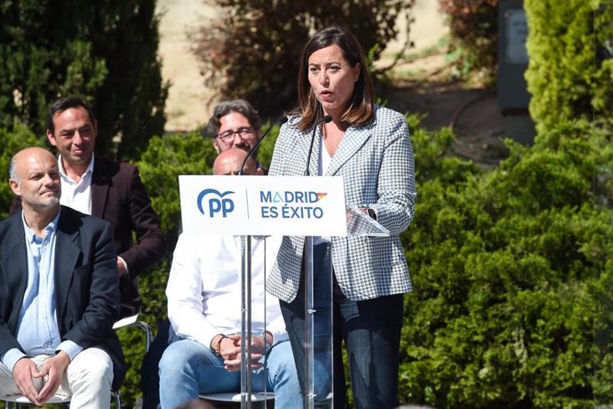 Archivo - La candidata del PP a la Alcaldía de Arroyomolinos, Ana Millán Arroyo, interviene en un acto de precampaña del PP, en la plaza de la Comunidad de Madrid