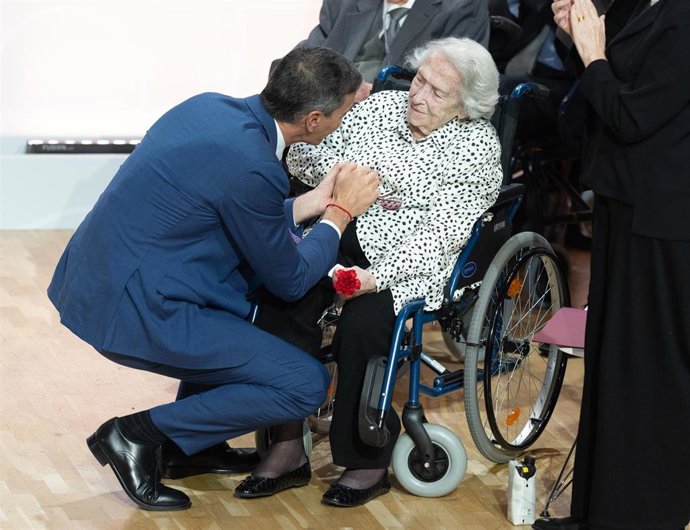El presidente del Gobierno, Pedro Sánchez, con María Luisa Ramos Barril durante un acto con motivo del 'Día de Recuerdo y Homenaje a todas las víctimas del golpe militar, la Guerra Civil y la Dictadura'.