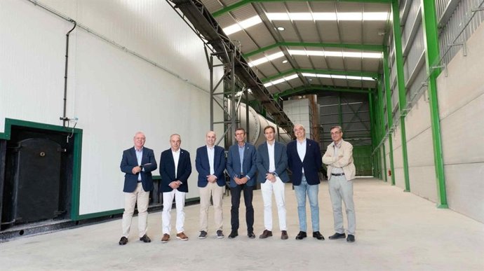 El delegado territorial de Agricultura, Pesca, Agua y Desarrollo Rural en Málaga, Fernando Fernández Tapia-Ruano, visita junto al alcalde de Archidona, Manuel Almohalla, las instalaciones de la Sociedad Cooperativa Andaluza Olivarera La Purísima.