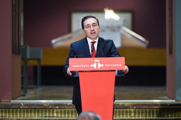 O Ministro das Relações Exteriores, União Europeia e Cooperação, José Manuel Albares, preside a abertura da exposição 'Half the world. Mulheres no México indígena", em 31 de outubro de 2025, em Madri (Espanha). A exposição foi organizada por