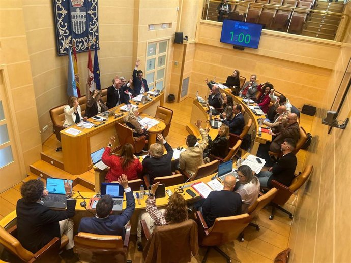 Un momento de una votación, durante el Pleno
