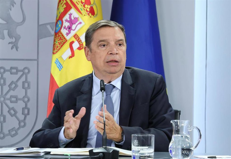 El ministro de Agricultura, Pesca y Alimentación, Luis Planas, durante una rueda de prensa posterior a la reunión del Consejo de Ministros, en el Palacio de la Moncloa, a 21 de octubre de 2025, en Madrid (España). El Consejo de Ministros ha aprobado hoy