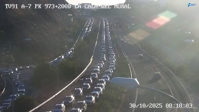 Vista del gran atasco registrado en la A-7 en la mañana de este jueves, 30 de octubre, en el acceso oriental a Málaga capital.