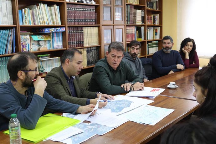 El secretario xeral del PSdeG, José Ramón Gómez Besteiro, en una reunión con el alcalde y vecinos de Caldas