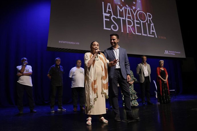Diputación clausura el 14 Mes del Mayor con participación de 3.500 personas y una gala final con Betty Missiego.