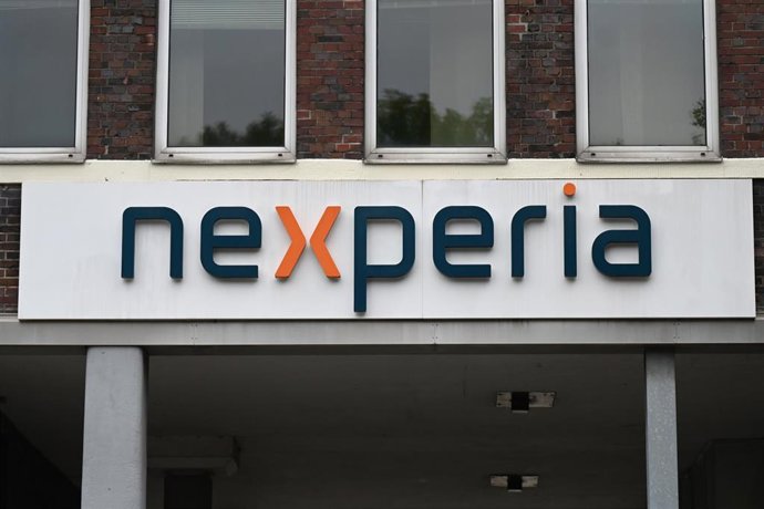Archivo - FILED - 25 August 2025, Hamburg: The logo of the semiconductor manufacturer "Nexperia" hangs above the entrance to the company building. Photo: David Hammersen/dpa