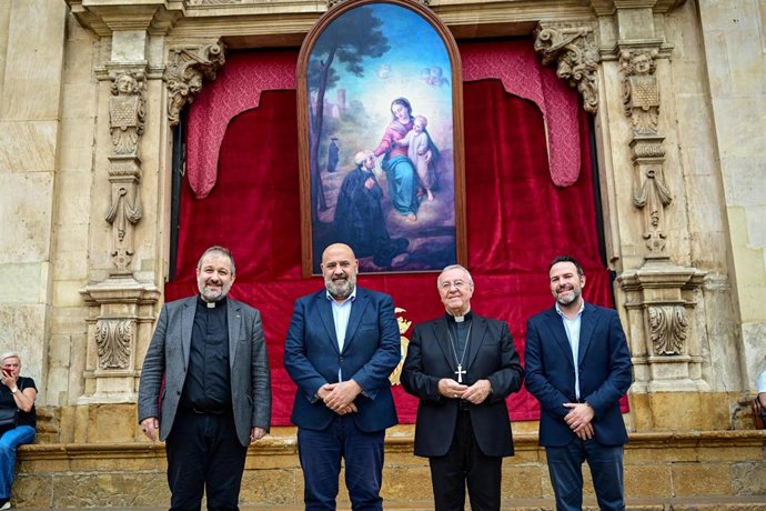El alcalde de Palma, Jaime Martínez, el obispo de Mallorca, Sebastià Taltavull, el provincial de la Compañía de Jesús en España, Enric Puigrós, y el director general del colegio Nuestra Señora de Montesión, Carlos González, frente a Cort.