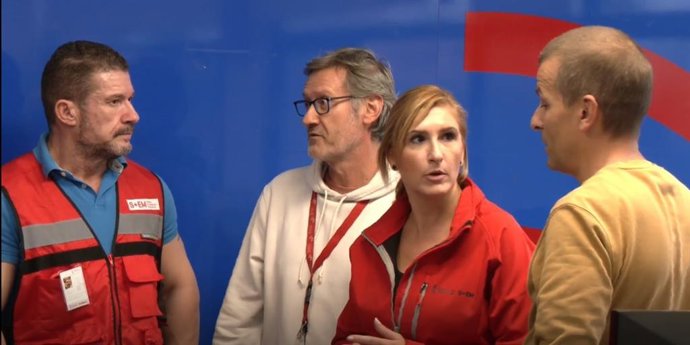 Salomé Pradas junto a técnicos el día de la dana.