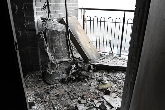 22 de outubro de 2025, Kiev, Ucrânia: Detritos queimados e fragmentos de drones estão no chão de uma escadaria em um prédio residencial em Kiev, na Ucrânia, após um ataque de drones russos. As paredes e o piso estão muito danificados pelo fogo e pela fuma