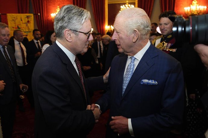 21 October 2025, United Kingdom, London: Britain's King Charles III speaks with UK Prime Minister Keir Starmer (L) as he departs a reception for Western Balkans leaders at St James's Palace, central London, on the eve of the Western Balkans Leaders' Summi