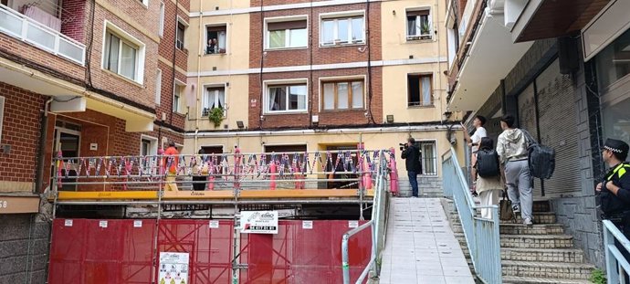 Pasarela instalada en la calle Cervantes de Santurtzi (Bizkaia) para que los vecinos accedan a su casas
