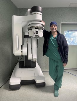 El director del Departamento de Urología de HM Hospitales y de ROC Clinic, el doctor Javier Romero-Otero, junto a un robot quirúrgico 'da Vinci'.