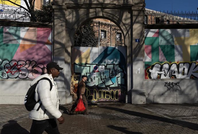 Archivo - Un hombre pasa por la fachada de la Tabacalera Espacio Promoción del Arte, en Embajadores, a 16 de febrero de 2024, en Madrid (España).