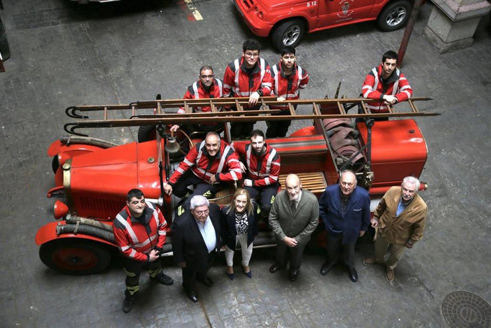 Urrutia con los bomberos voluntarios de Santander