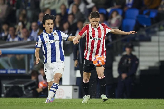 Archivo - Takefusa Kuboe Íñigo Ruiz de Galarreta pugnan por un balón en el Real Sociedad-Athletic Club de LaLiga EA Sports 24-25