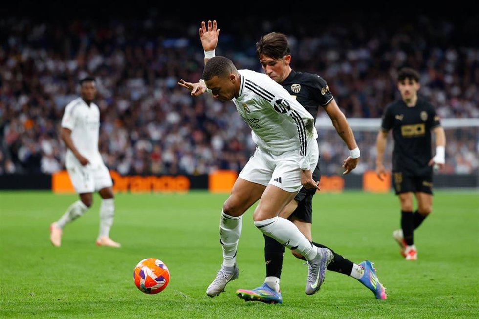 Archivo - El delantero francés Kylian Mbappé (Real Madrid), ante el lateral Jesús Vázquez (Valencia) en el Santiago Bernabéu.