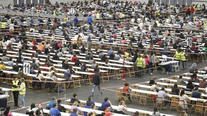 Archivo - PVasco.- Adjudicadas el 60% de las 7.642 plazas de la OPE "más multitudinaria de la historia" de Osakidetza