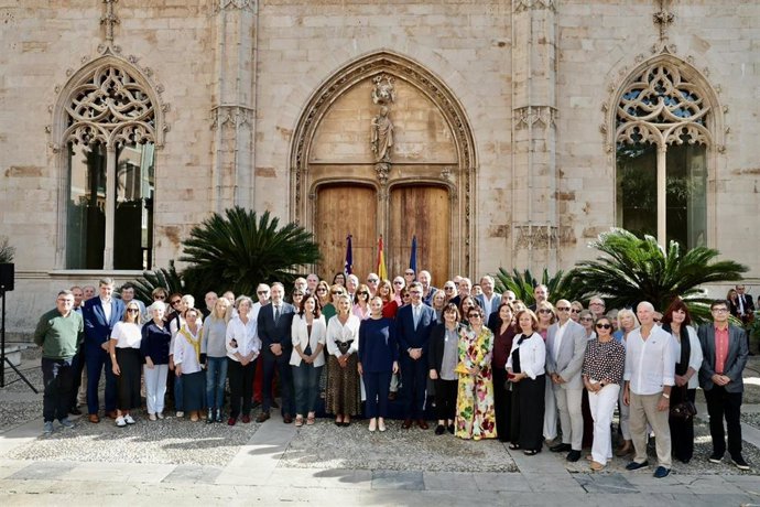 La presidenta del Govern, Marga Prohens, y los consellers con los 56 funcionarios jubilados entre 2024-2025.