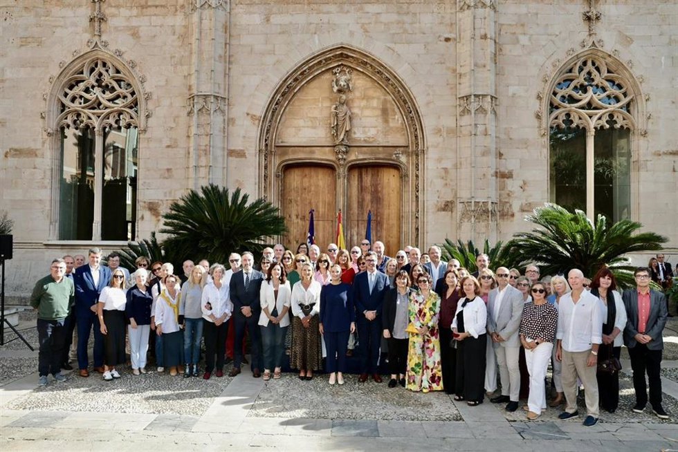 La presidenta del Govern, Marga Prohens, y los consellers con los 56 funcionarios jubilados entre 2024-2025.