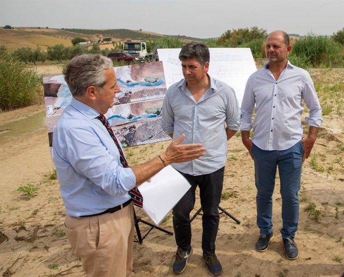 Archivo - Fuentes (izda.), explicando 'in situ' a Llamas y Ruz el pasado 19 de junio los detalles de la intervención que se hará en la CO-4207 para evitar inundaciones.