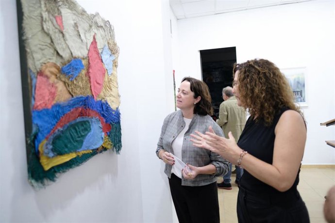 La concejala delegada de Cultura y Patrimonio Histórico, Mariana Pineda, junto a los artistas Teresa González Grau y Jerónimo López Perea, en la presentación de la muestra 'El boceto sustantivo'/'Die substanzielle skizze'.