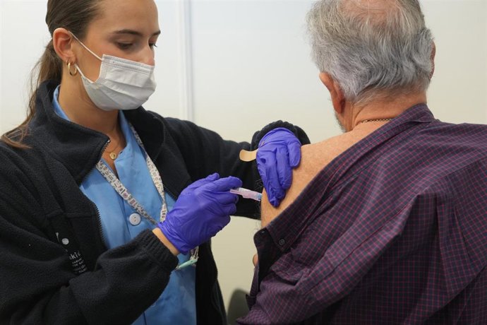 Una persona se vacuna contra la gripe