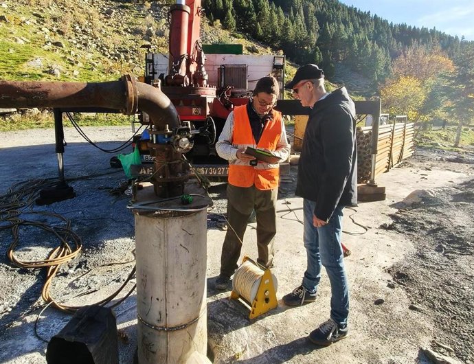 El alcalde de Benasque (Huesca), presencia los trabajos de prospección.