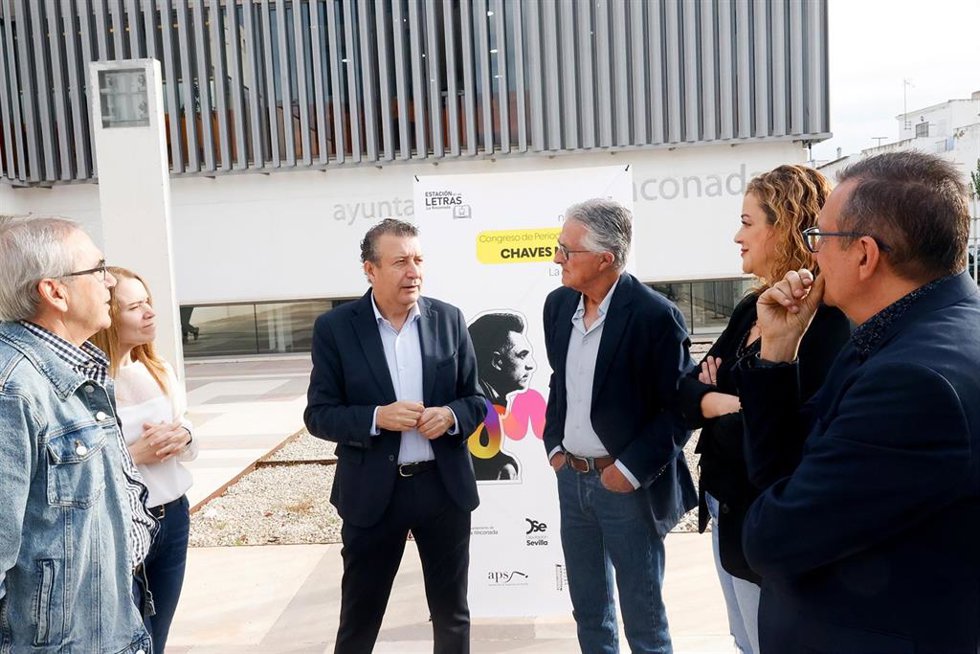 El alcalde de La Rinconada, junto a los organizadores del congreso nacional de periodismo cultural.