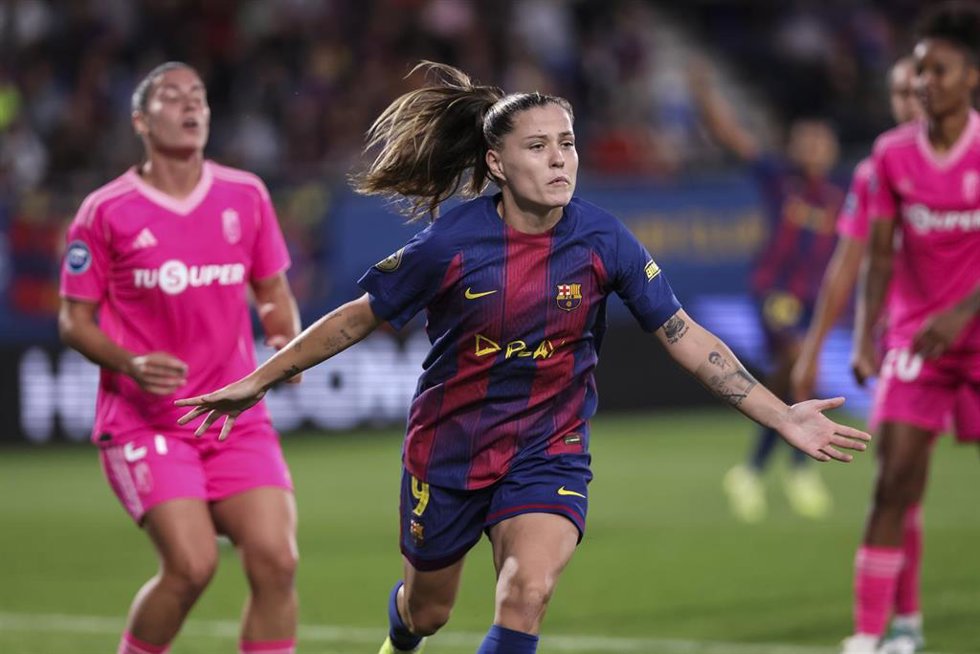 Claudia Pina celebra un gol con el FC Barcelona en la Liga F Moeve 2025-2026