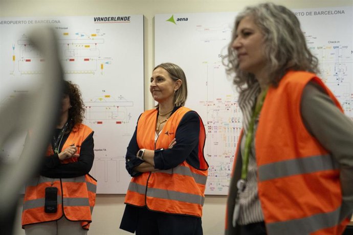 La consellera Eva Menor, en el centro