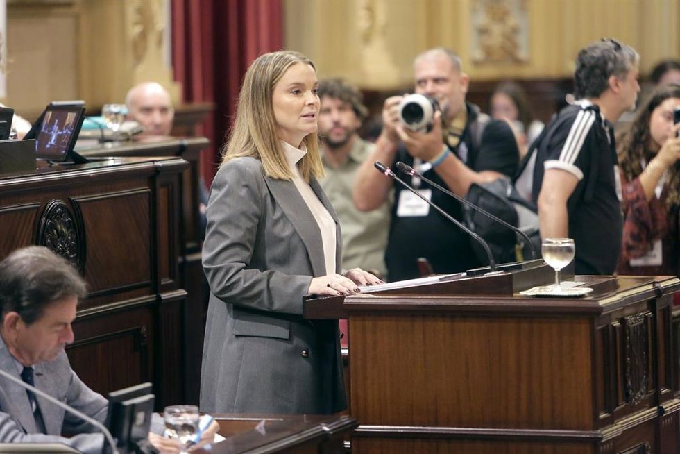 La presidenta del Govern balear, Marga Prohens, interviene durante el Debate de Política General, en el Parlament balear, a 7 de octubre de 2025, en Palma de Mallorca, Mallorca, Baleares (España). 