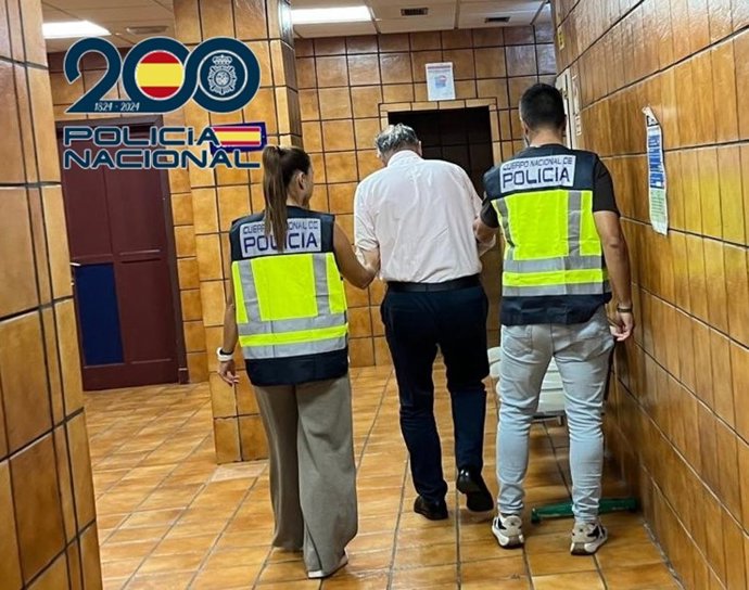 Dos agentes de la Policía Nacional tras detener al médico de Telde por presunta agresión sexual