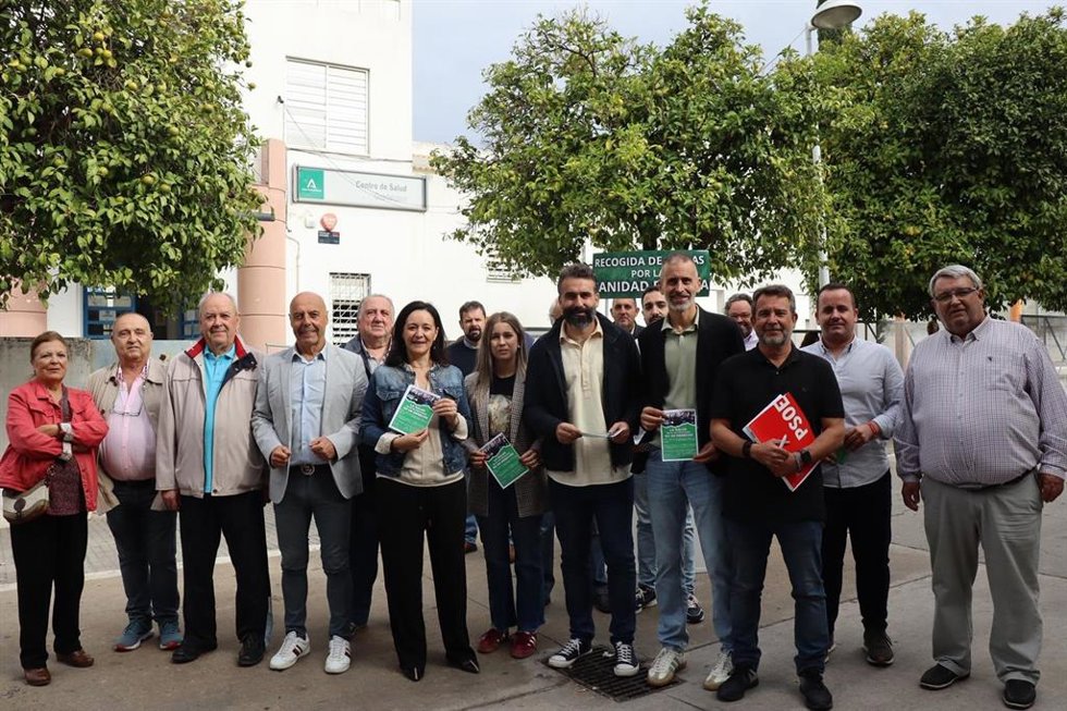 Crespín (6 izda.), con cargos públicos y orgánicos de su partido, ante el Centro de Salud Guadalquivir.