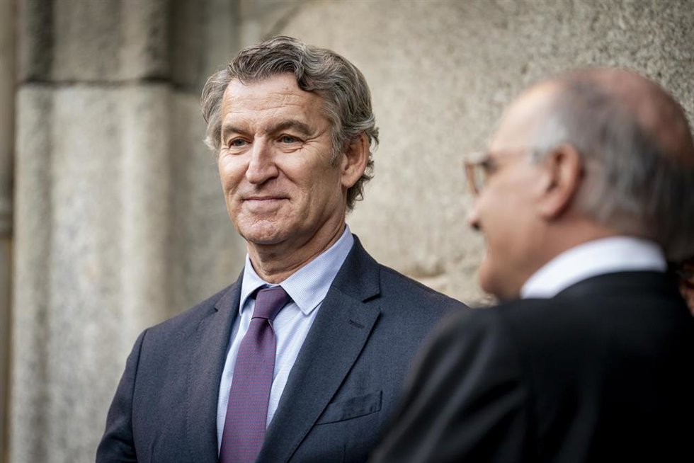 El presidente del Partido Popular, Alberto Núñez Feijóo, a su llegada al ingreso del ex jefe de la Casa de Su Majestad el Rey Jaime Alfonsín Alfonso como académico de número, en la Real Academia de Ciencias Morales y Políticas, a 27 de octubre de 2025,