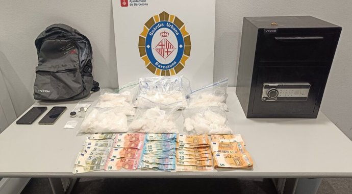 Imagen de la droga y dinero recogido por la Guardia Urbana.