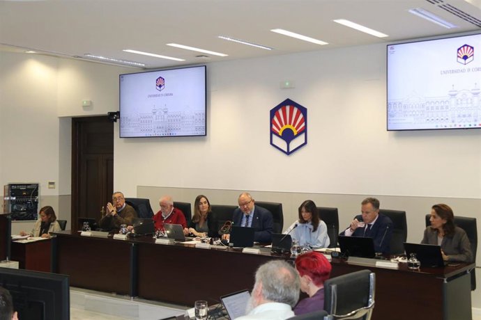 El rector, Manuel Torralbo (centro), ha presidido la reunión del consejo de gobierno de la Universidad de Córdoba.