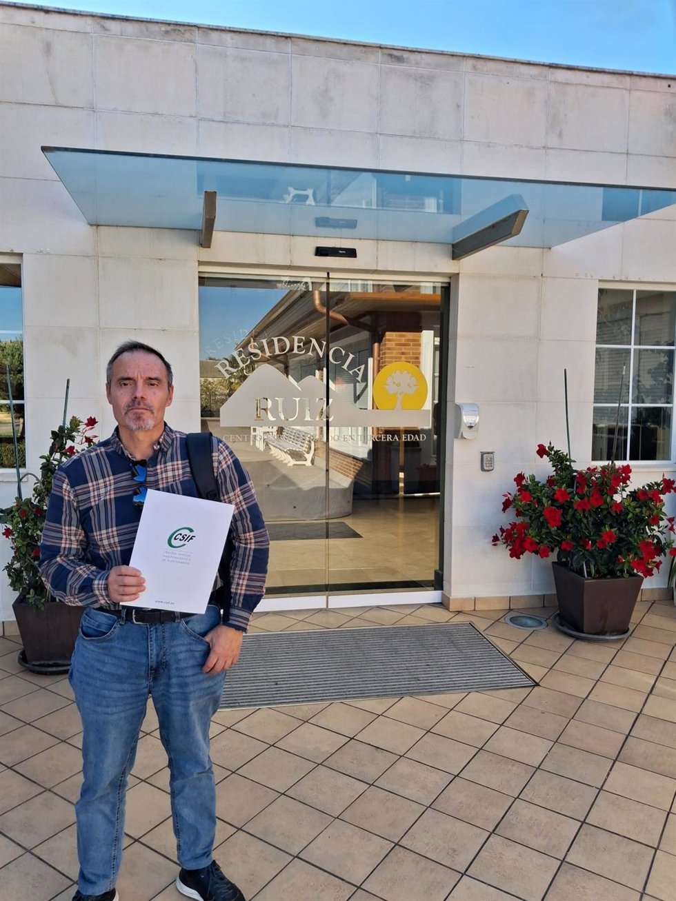 Ángel Laspeñas, delegado de CSIF en la puerta de la Residencia Ruiz