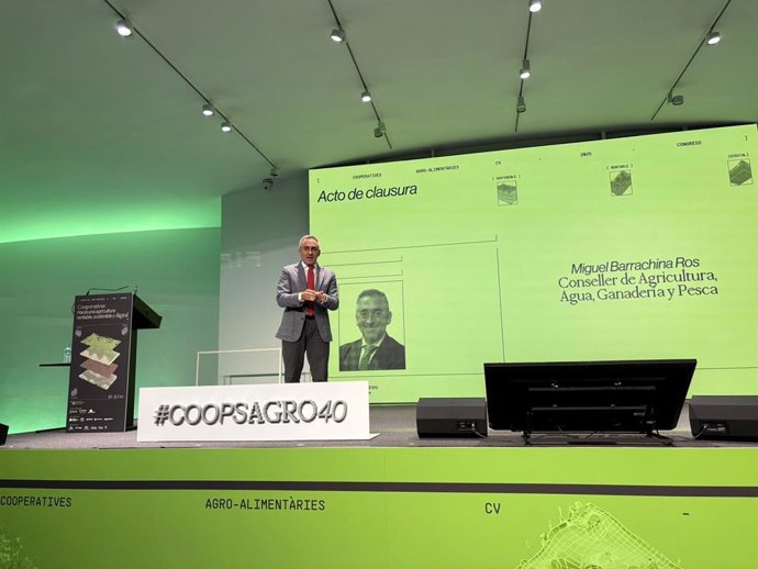 El conseller d'Agricultura, Aigua, Ramaderia i Pesca, Miguel Barrachina, durant la clausura del Congrés de la Federació de Cooperatives Agroalimentàries de la Comunitat Valenciana