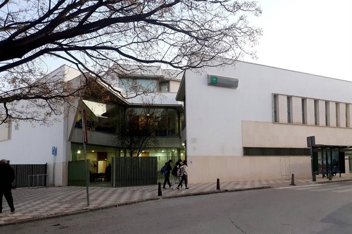 Archivo - El Sindicato Médico critica "recortes en las continuidades asistenciales" en centros de salud de la provincia, como el de Cabra.